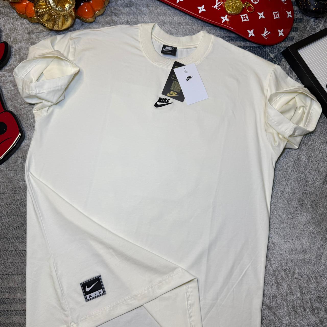 Camiseta Nike Swoosh Hero Premium – Diseño Gráfico & Alto Relieve