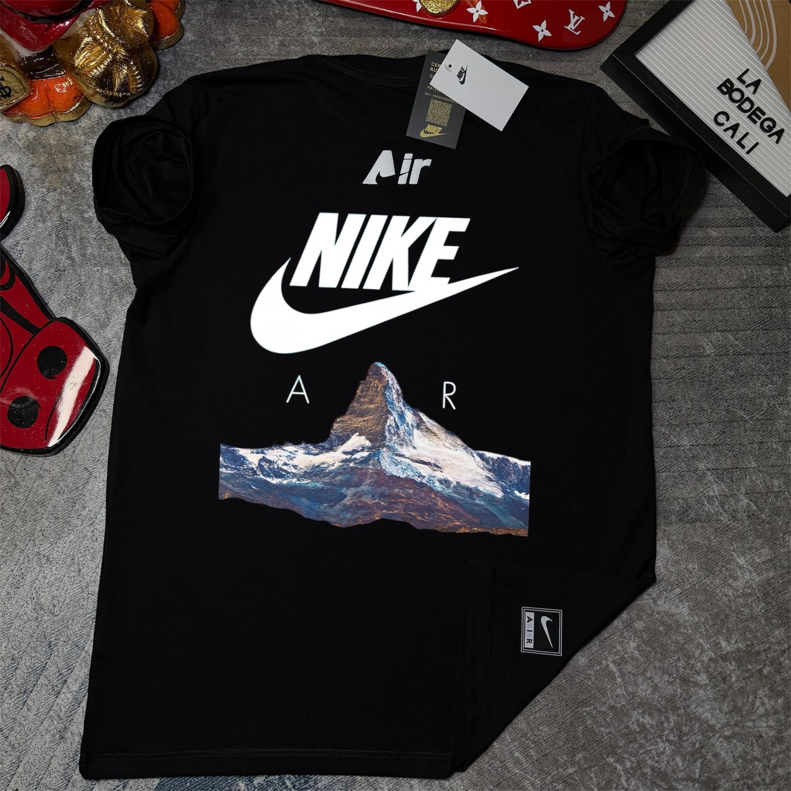 Camiseta Nike Air Mountain Premium – Minimalismo & Estilo Urbano