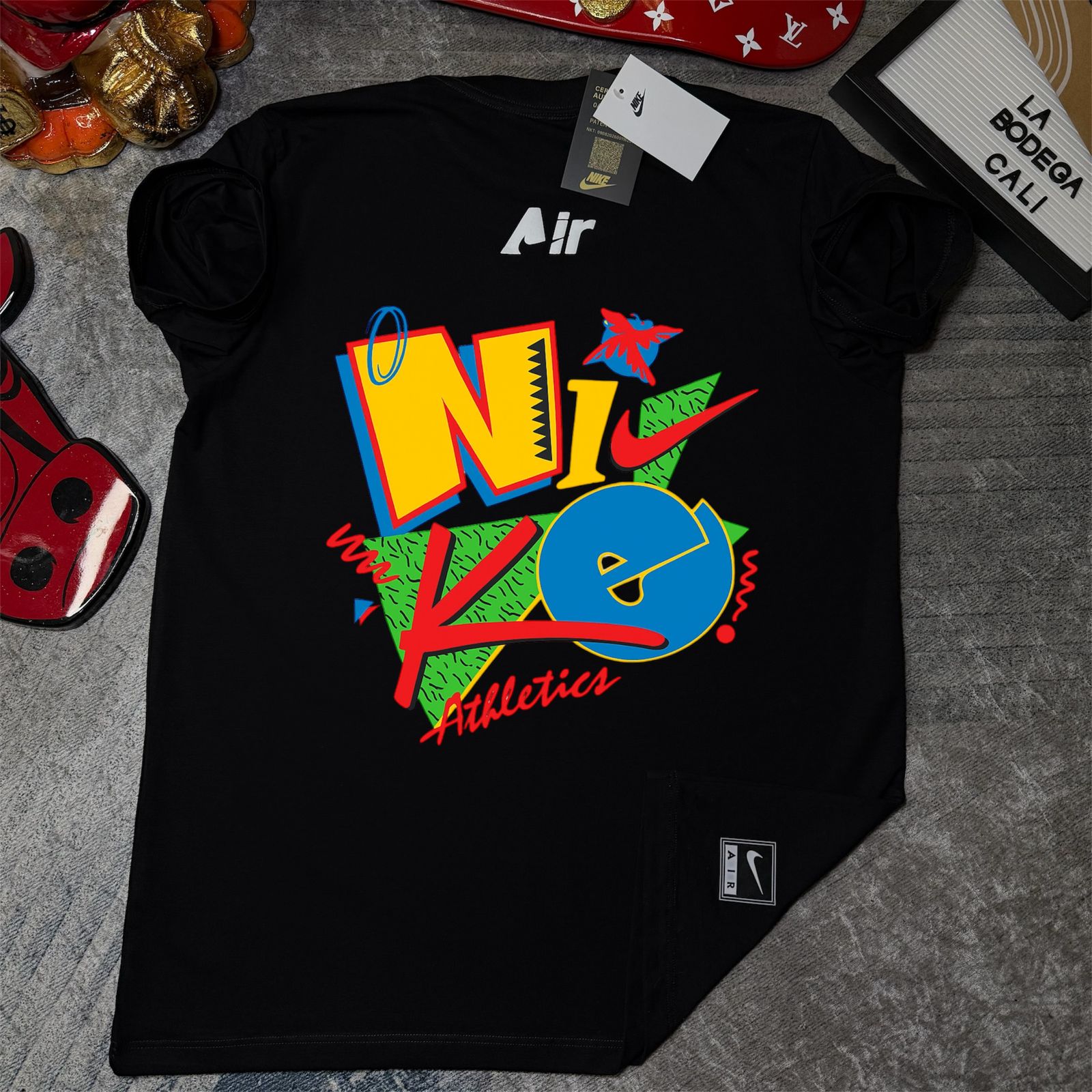 Camiseta Nike Athletics Typography Premium – Alto Relieve