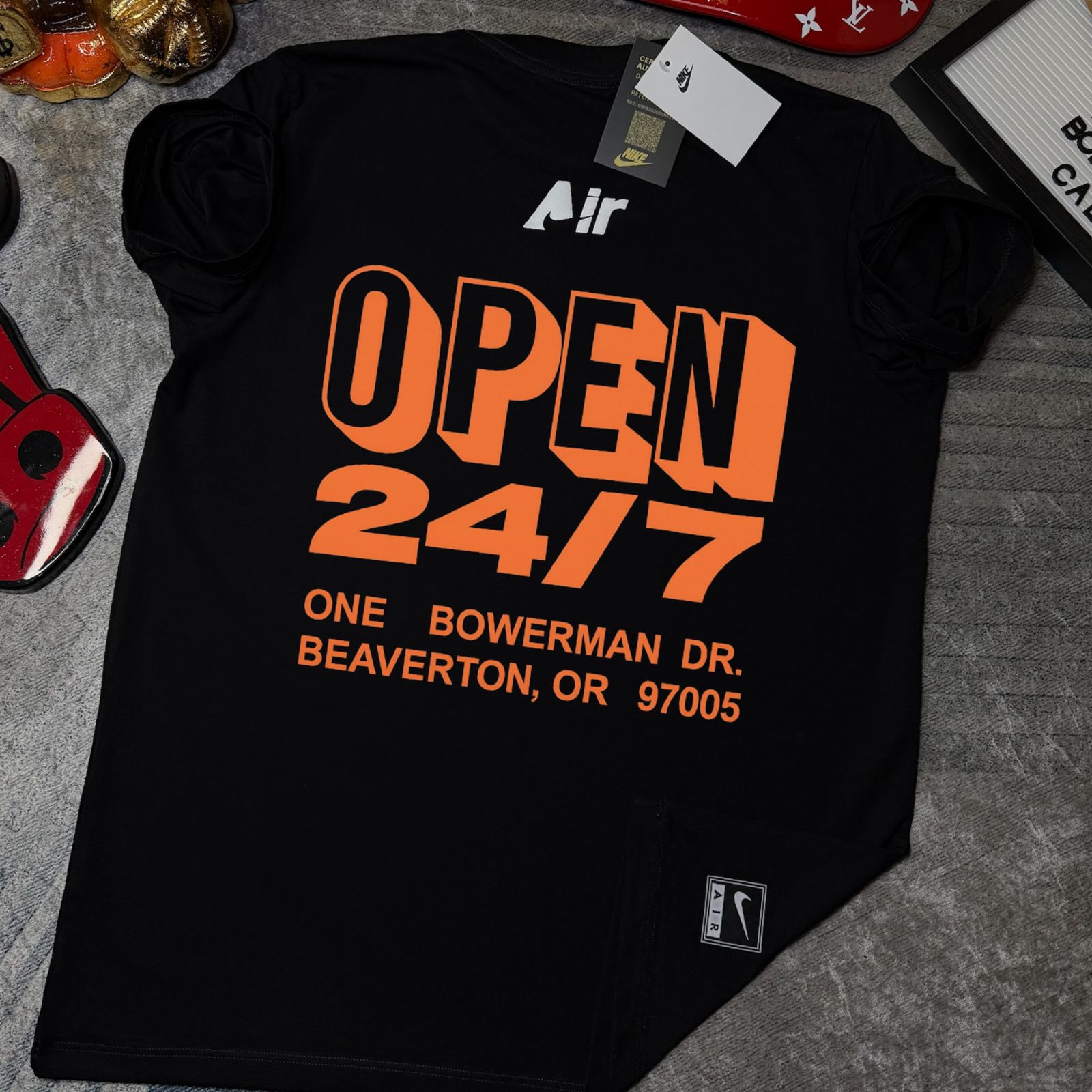 Camiseta Nike Open 24/7 Premium – Tipografía en Alto Relieve
