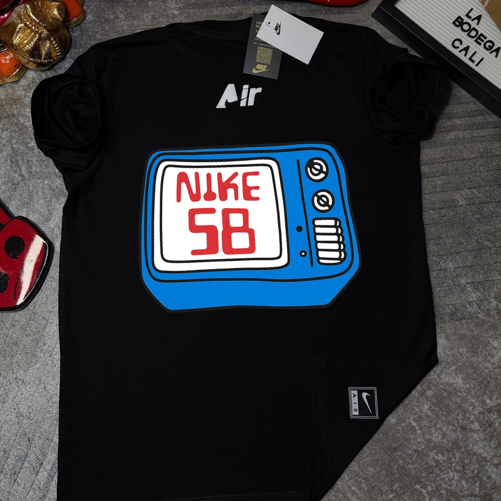Camiseta Nike SB Retro TV Premium – Diseño Vintage & Alto Relieve