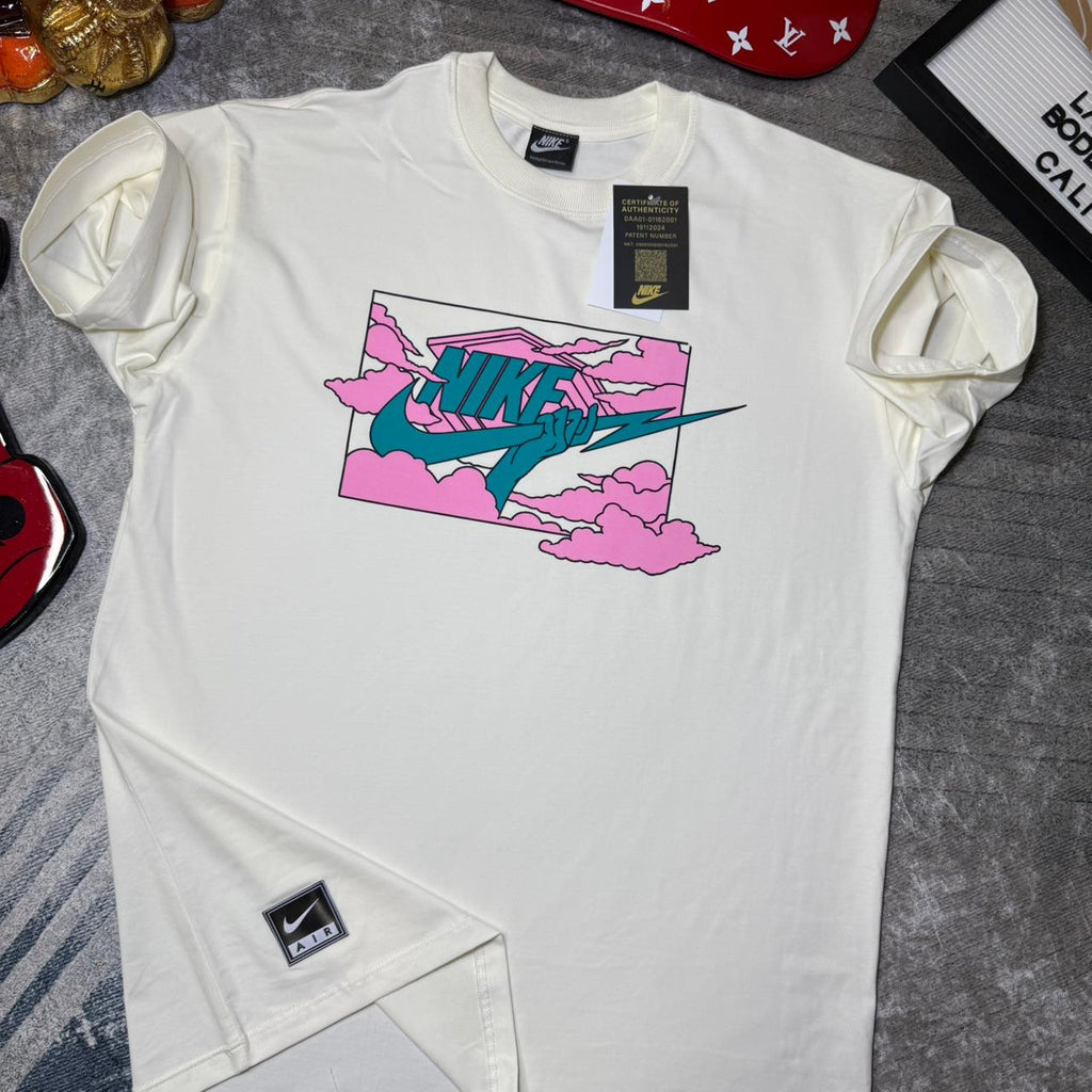 Camiseta Nike Clouds Premium – Diseño Artístico & Tela Fría