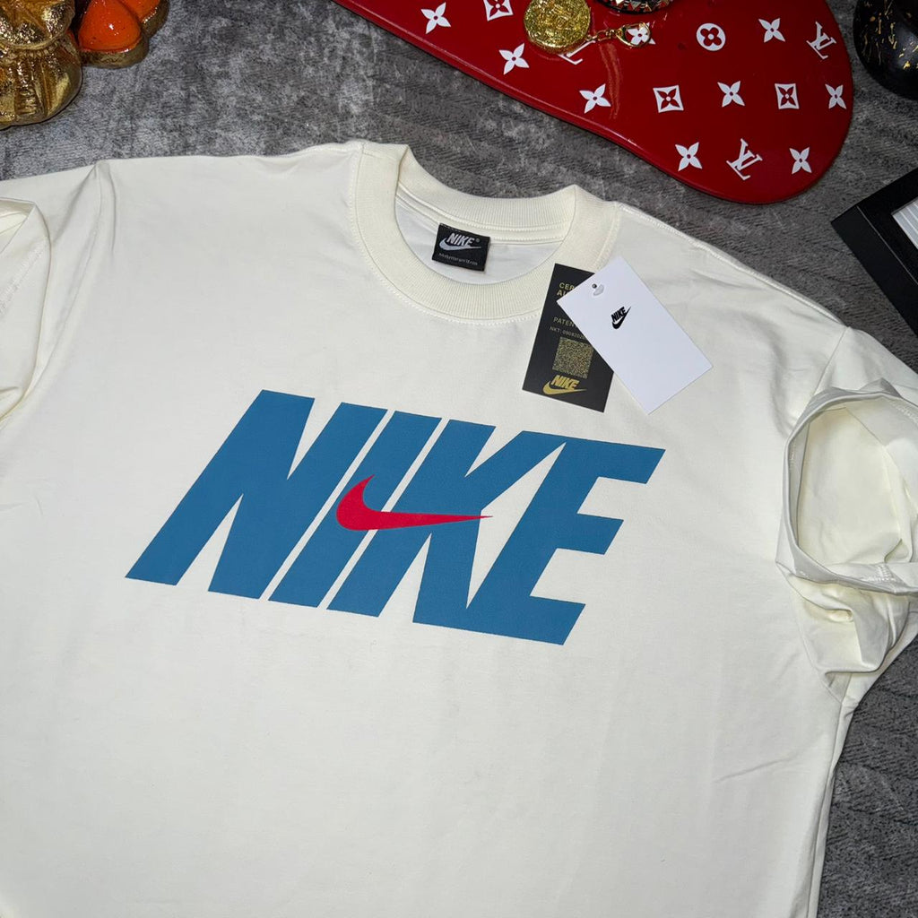 Camiseta Nike Logo Clásico Premium – Minimalista & Alto Relieve