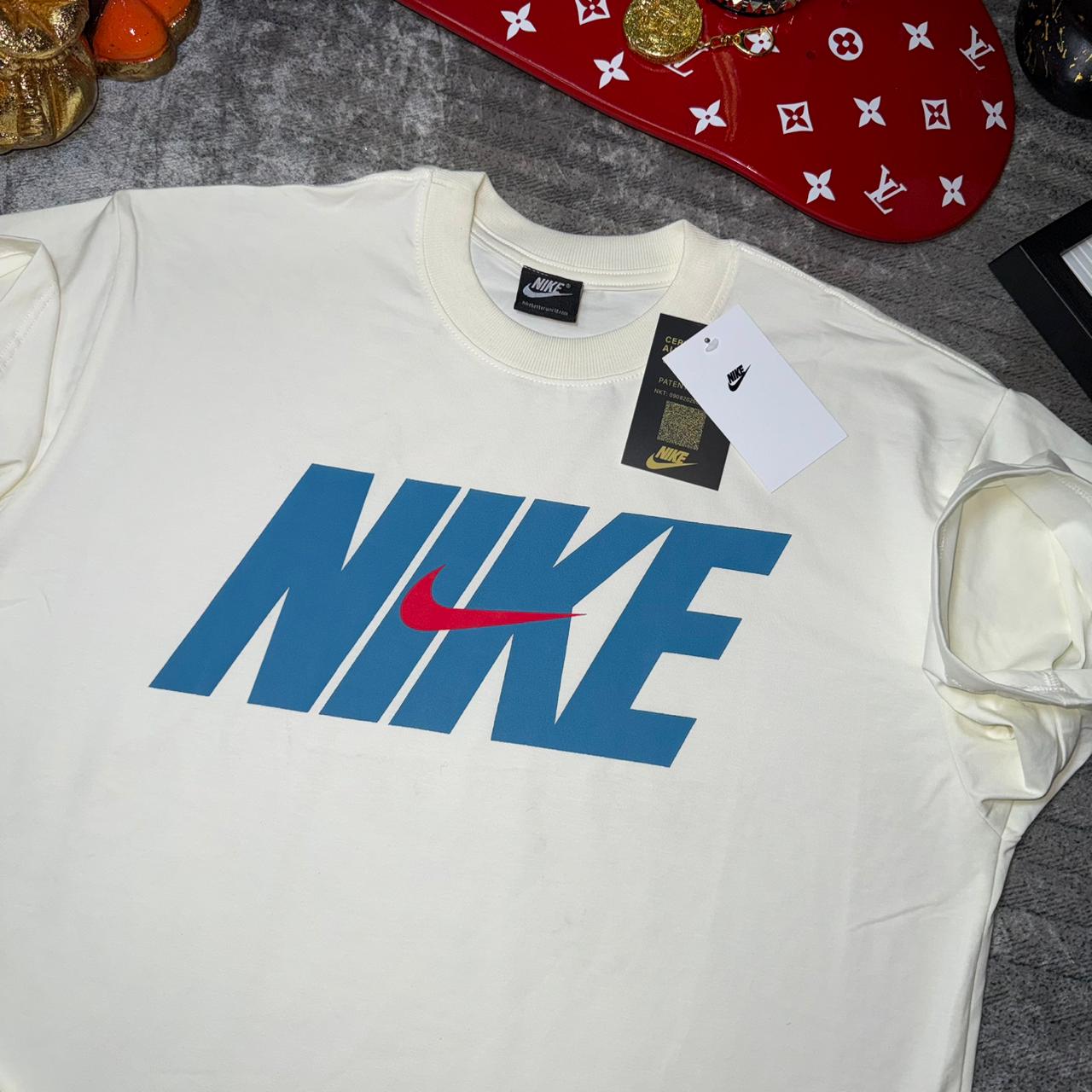 Camiseta Nike Logo Clásico Premium – Minimalista & Alto Relieve