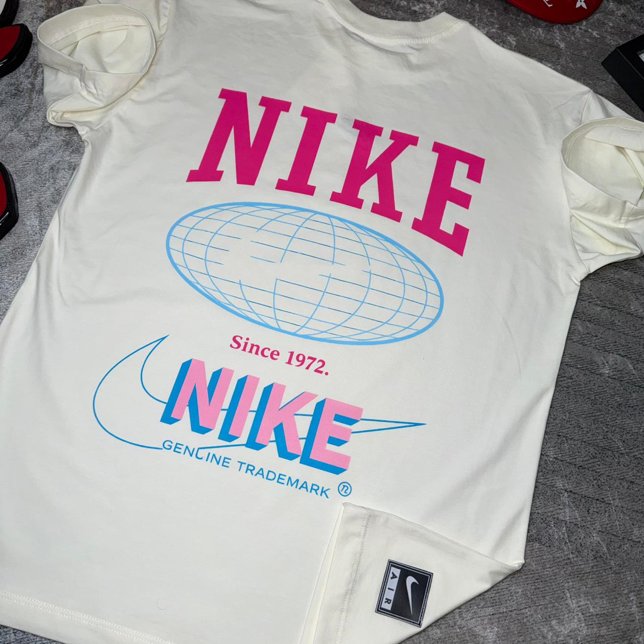 Camiseta Nike Since 1972 Premium – Estilo Retro & Alto Relieve
