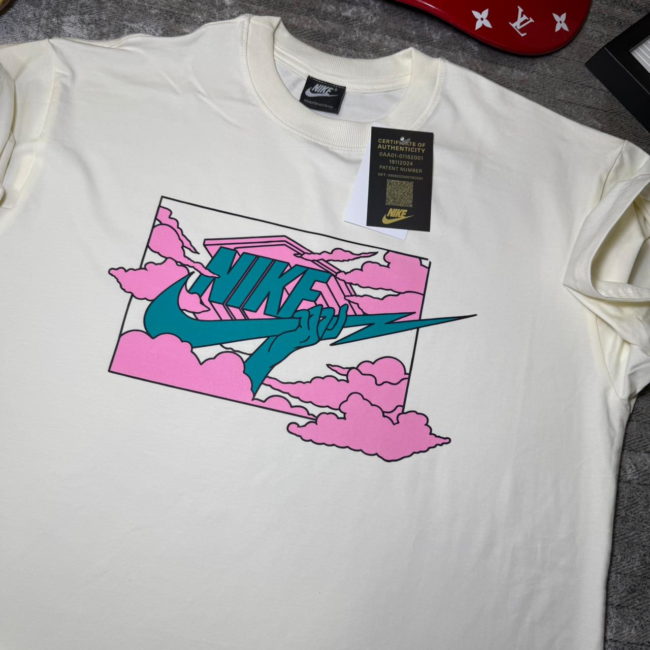 Camiseta Nike Clouds Premium – Diseño Artístico & Tela Fría