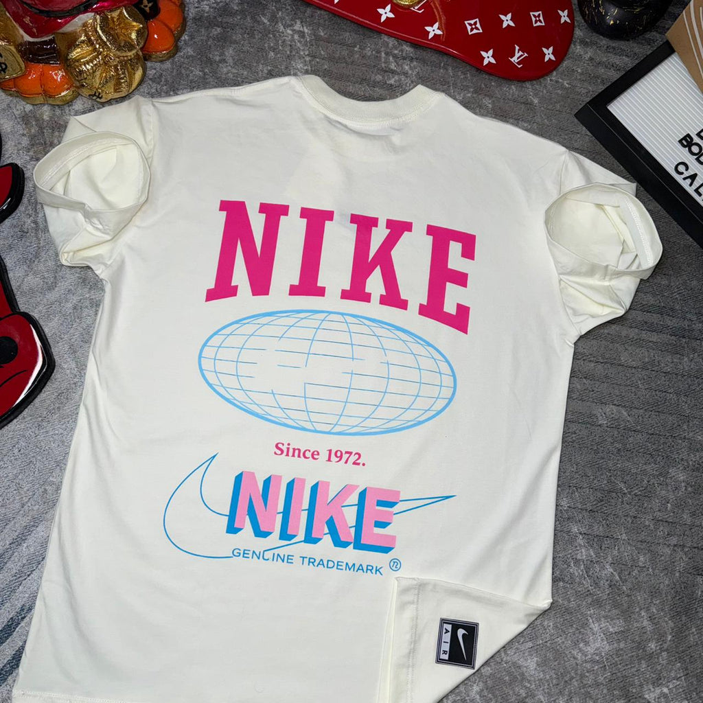 Camiseta Nike Since 1972 Premium – Estilo Retro & Alto Relieve