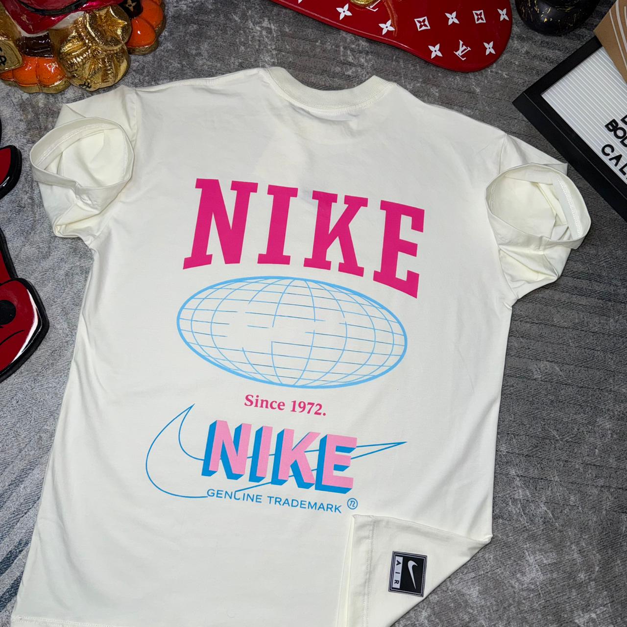 Camiseta Nike Since 1972 Premium – Estilo Retro & Alto Relieve