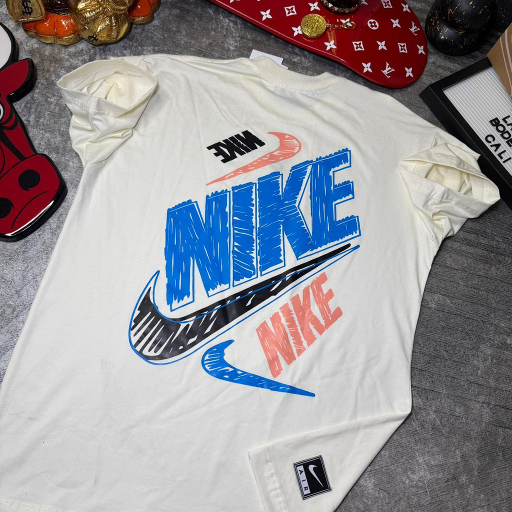 Camiseta Nike Graffiti Logo Premium – Estilo Urbano & Alto Relieve