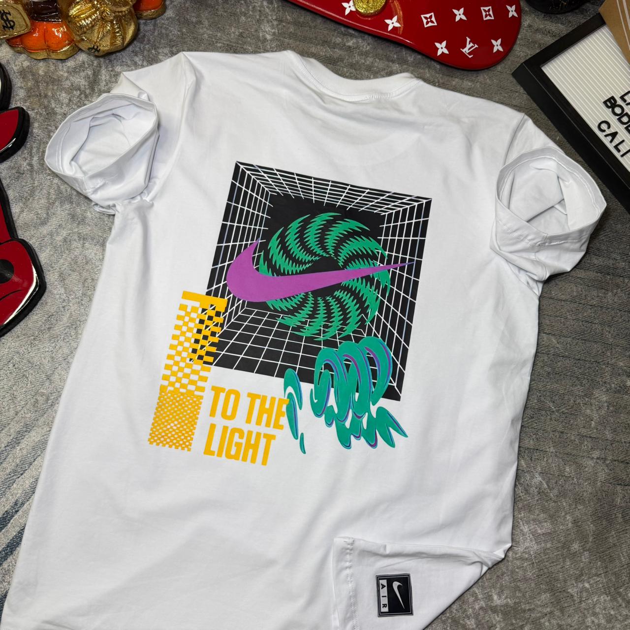 Camiseta Nike To The Light Premium – Diseño Futurista & Tela Fría