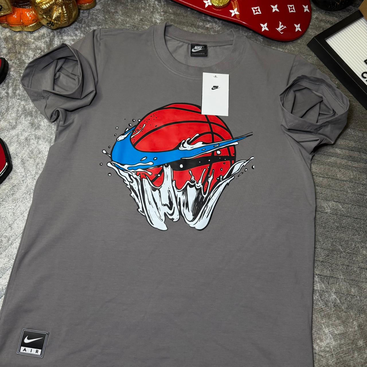 Camiseta Nike Basketball Splash Premium – Diseño Deportivo & Alto Relieve