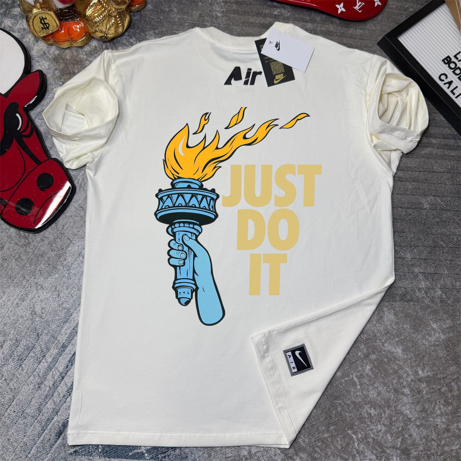 Camiseta Nike Just Do It Torch Premium – Alto Relieve