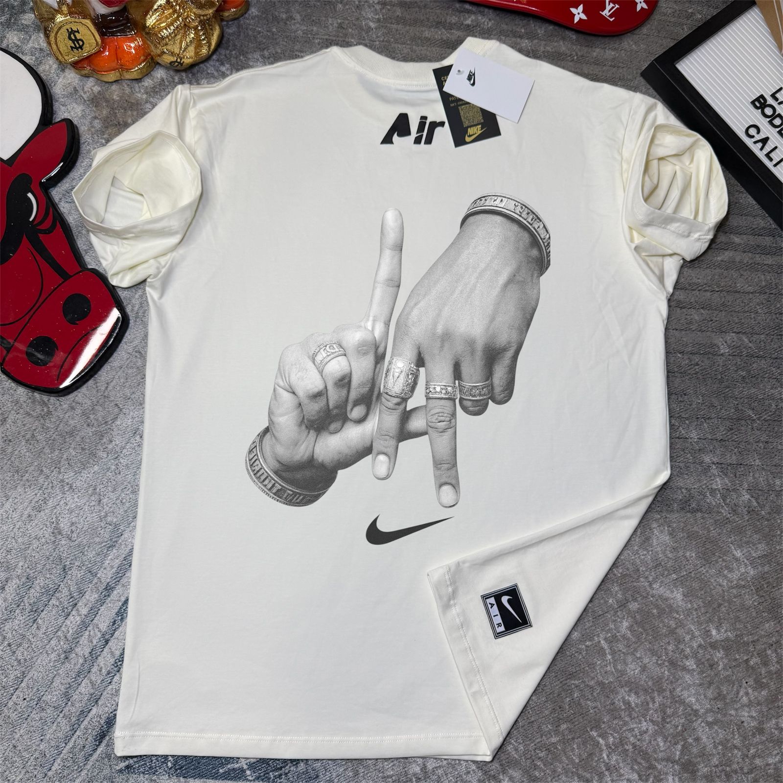 Camiseta Nike Manos Urbanas Premium – Arte Minimalista & Alto Relieve