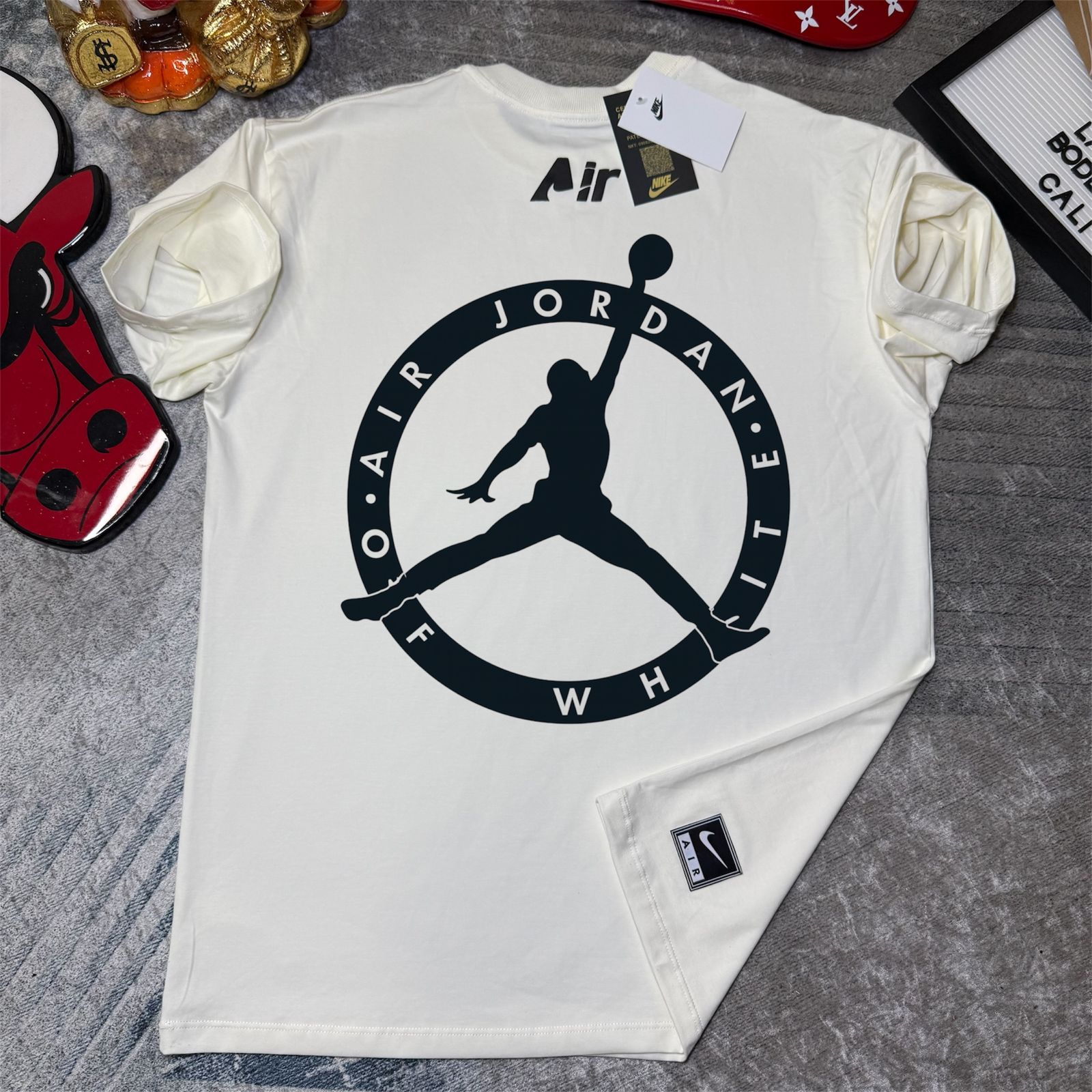 Camiseta Air Jordan Logo Premium – Minimalismo & Alto Relieve