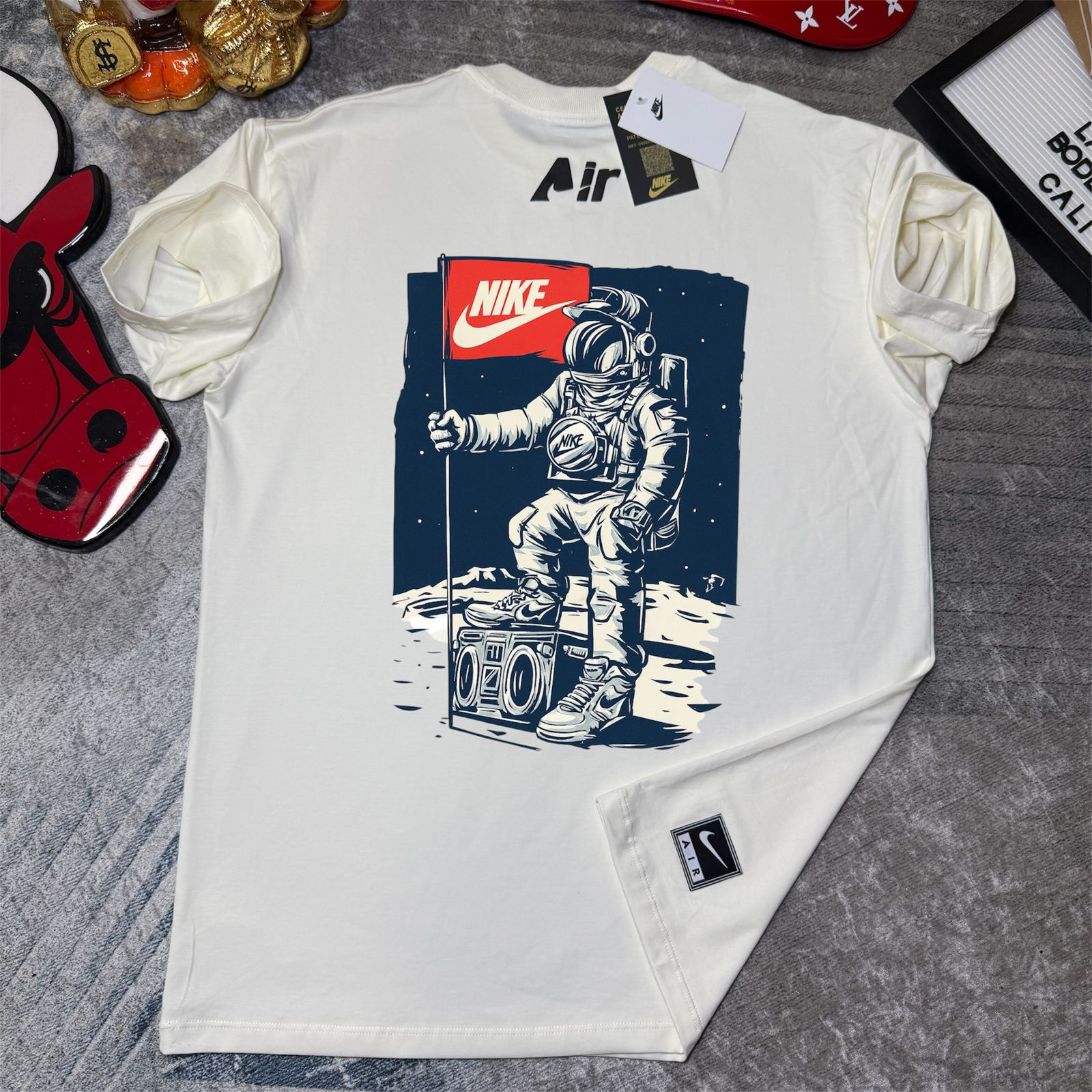 Camiseta Nike Astronaut Premium – Streetwear Espacial & Alto Relieve