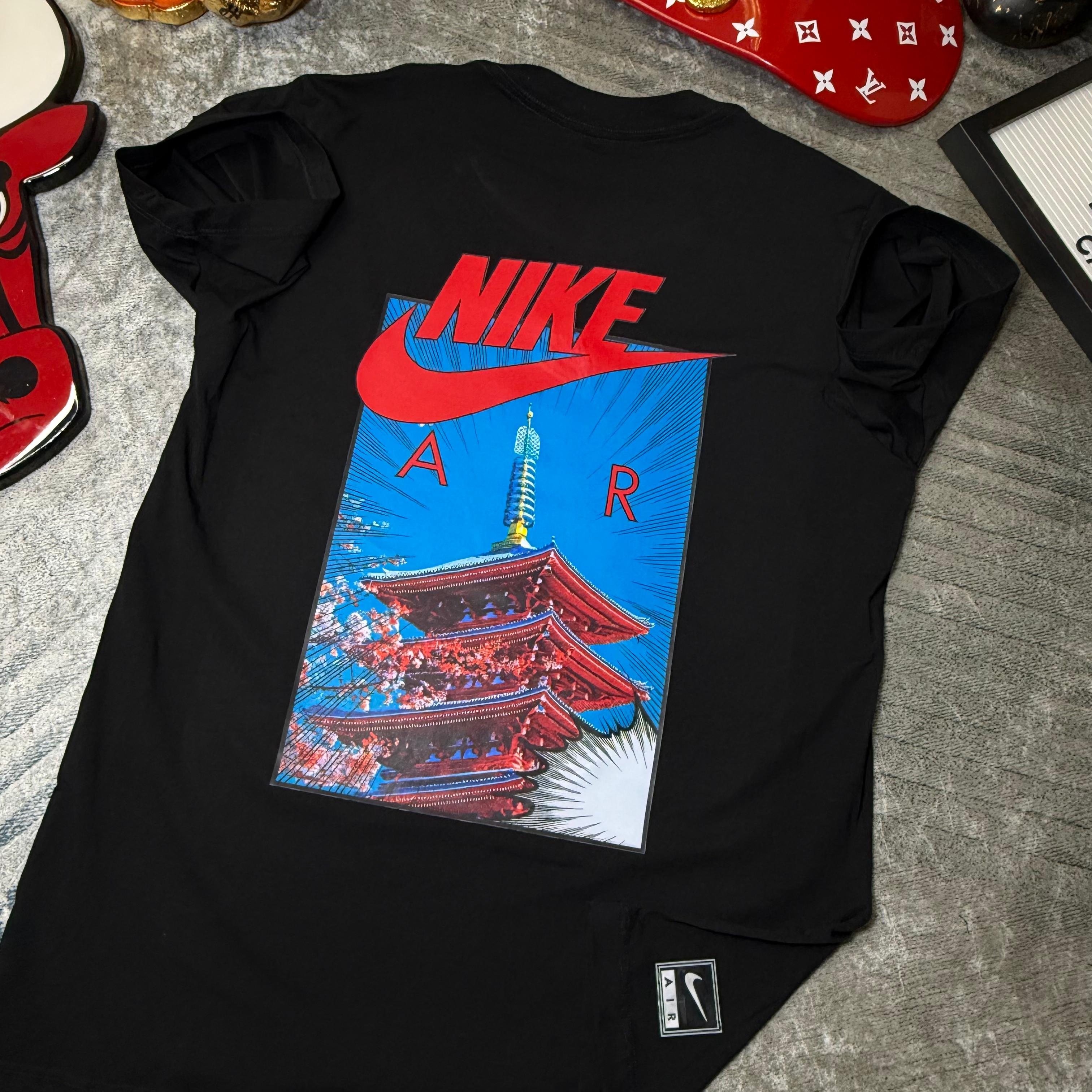 Camiseta Nike Air Pagoda Premium – Inspiración Asiática & Alto Relieve