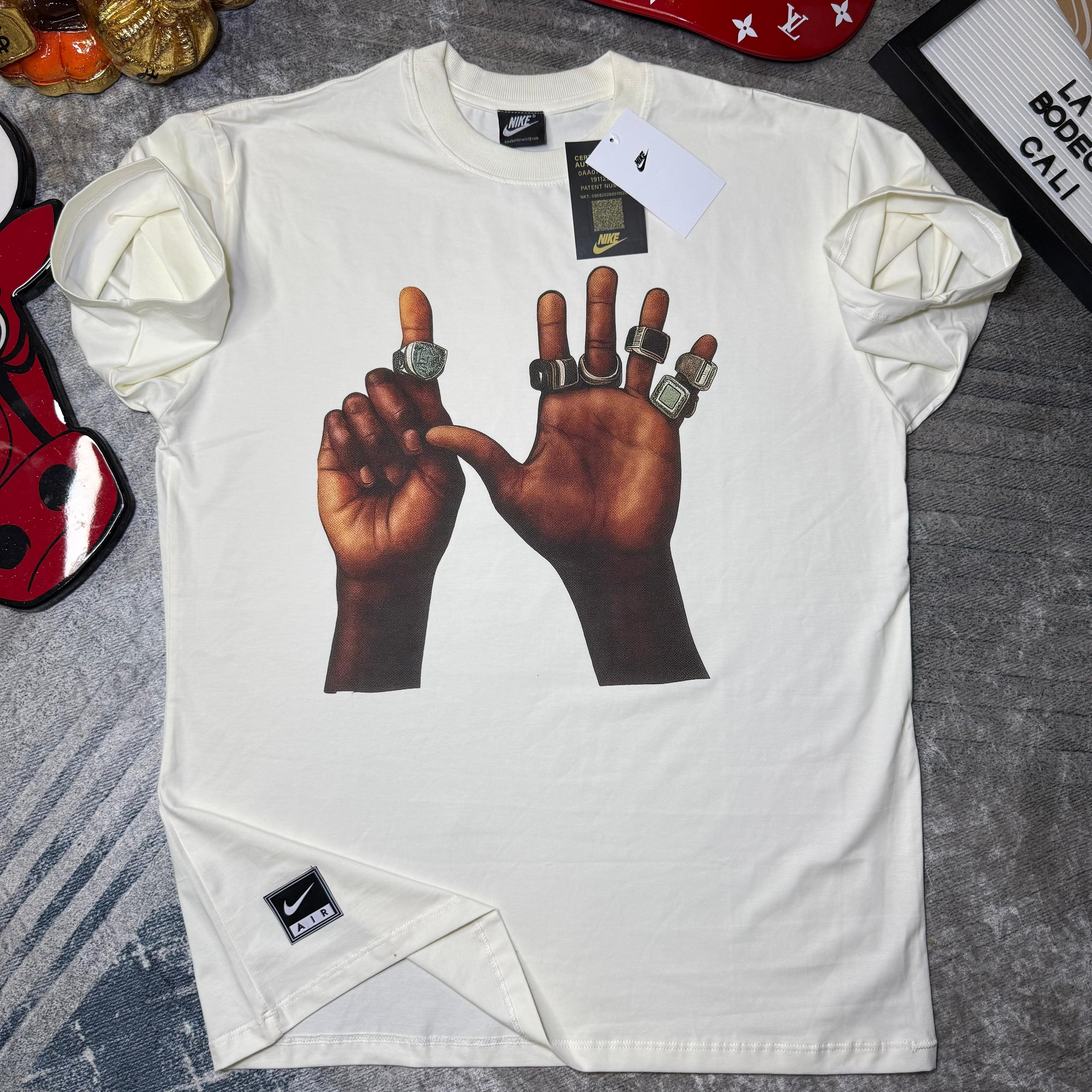 Camiseta Nike Rings Hands Premium – Poder, Historia & Estilo Urbano