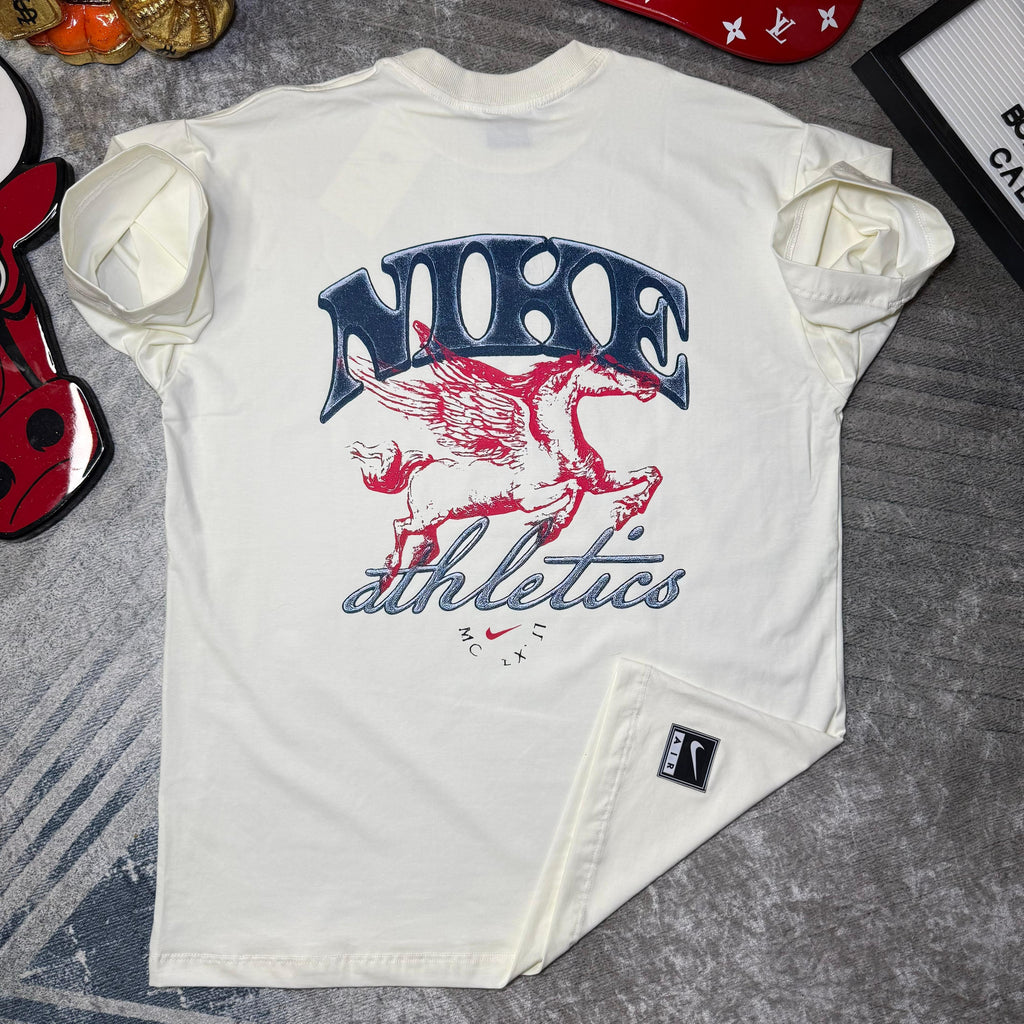 Camiseta Nike Athletics Pegasus Premium – Estilo Clásico & Tela Fría