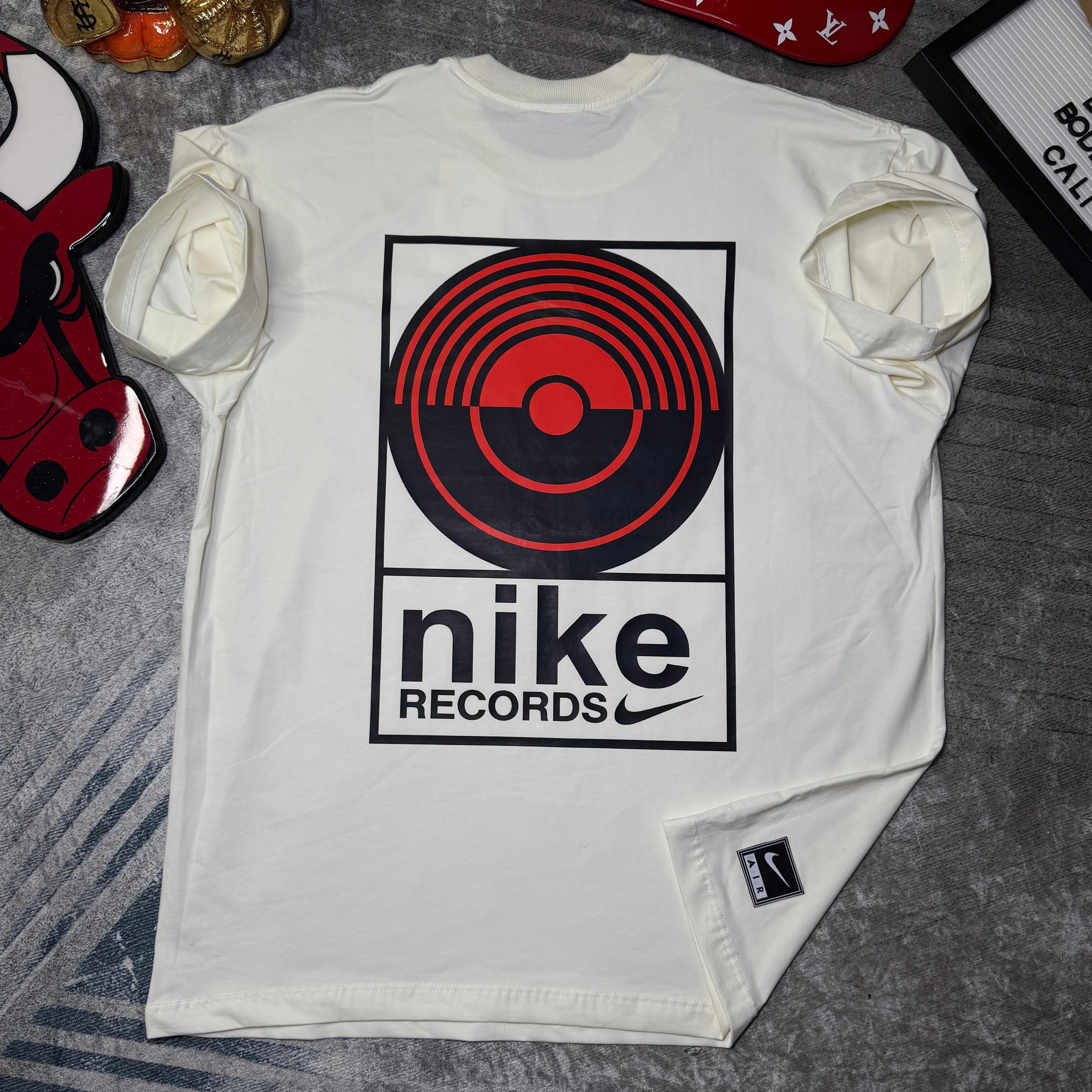 Camiseta Nike Records Premium – Diseño Musical & Estilo Urbano
