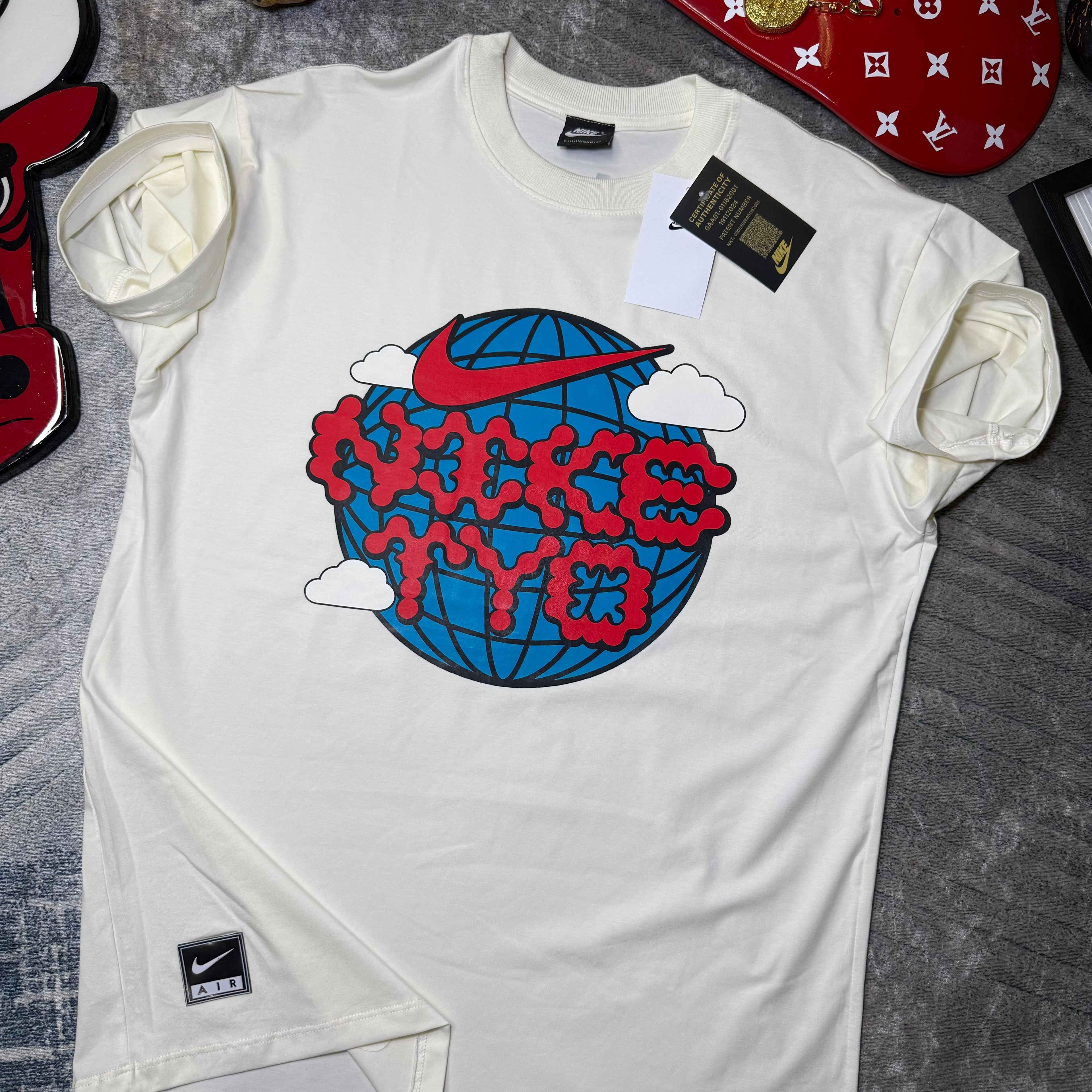 Camiseta Nike Force World Premium – Estilo Global & Alto Relieve